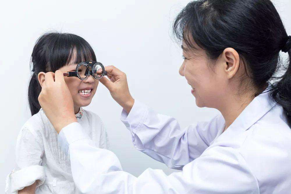 济南验光师培训学校分享课程一只眼近视一只眼不近视需要戴眼镜吗？